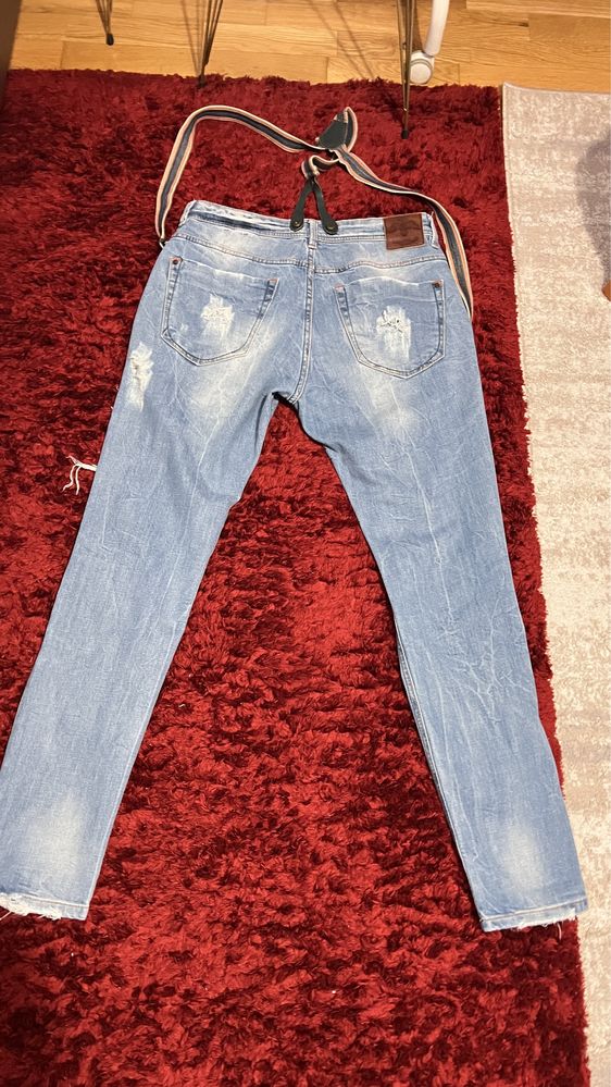 Jeans rupti si/sau cu bretele