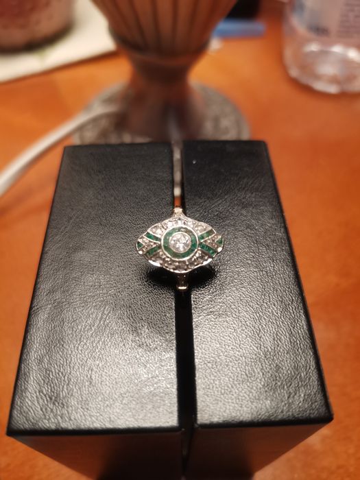 Inel diamante și smaralde, Art Deco