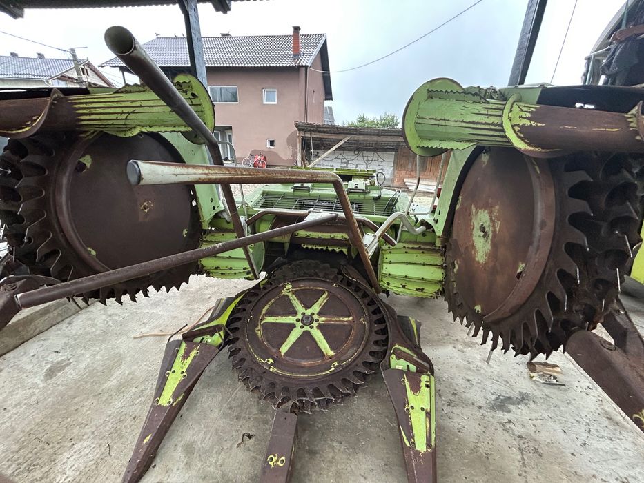 Combină claas Jaguar 860 cu 3 mese