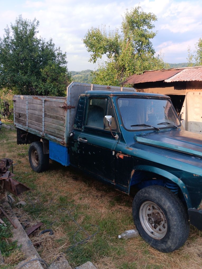 Camioneta aro 4x4, în stare buna si trepied carat lemne