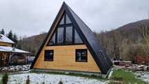 Cabana stil A Frame, casa, foisoare si terase din structura de lemn