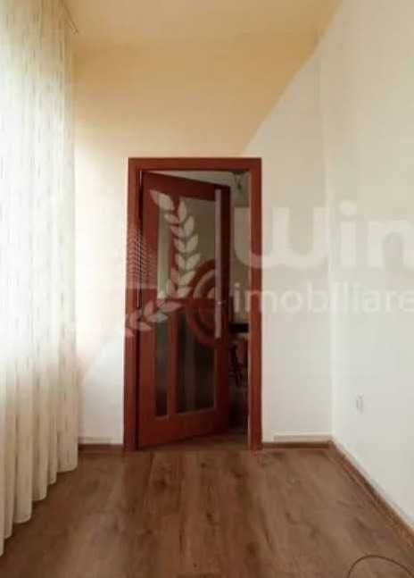 Vand usa intrare, geamuri si usi interioare