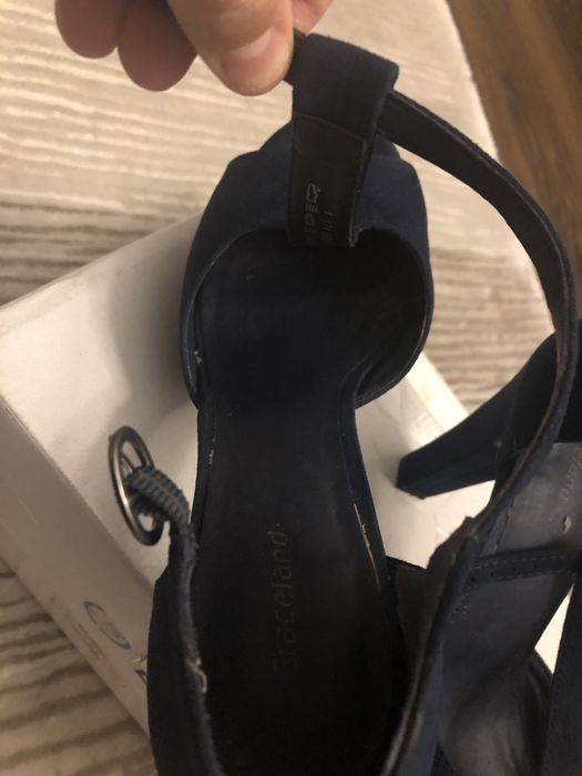 Sandale bleumarin din Deichmann