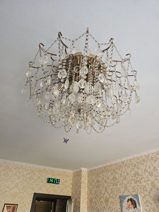 Продам люстру, изготовлена из металла и стекла