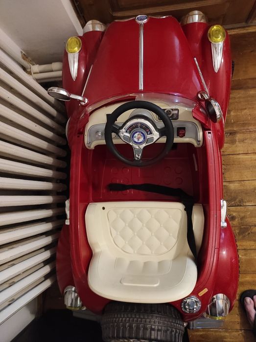 Mașina electrica pentru copii, necesita acumulator.