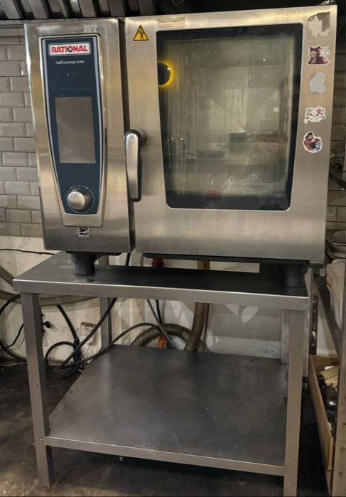 Пароконвектомат Rational с полным оснащением.