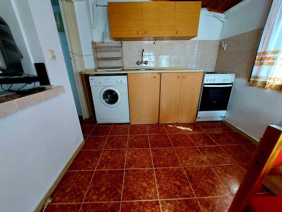 Дава се под наем Двустаен апартамент в Бургас, Център - 50 кв.м за 153 € - Снимка #2