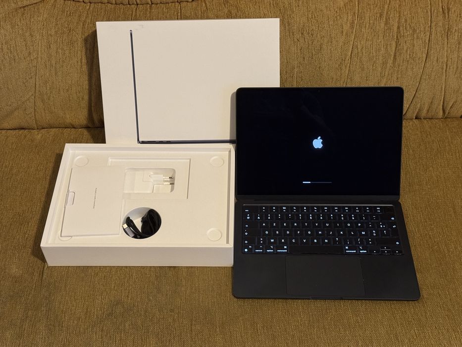MacBook Air M2, 8GB ram, 512GB SSD baterie 93% state foarte buna