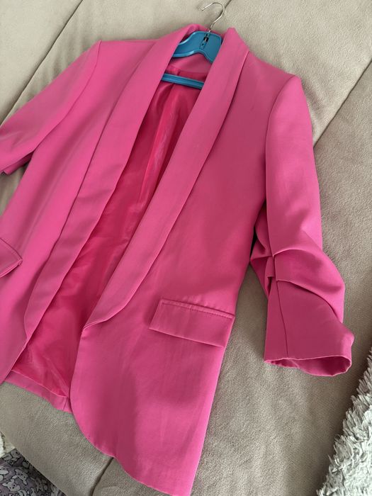 Дамско сако в цвят розово.