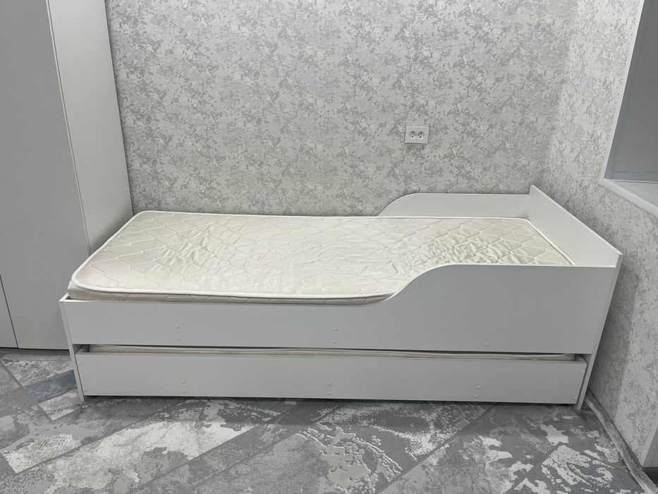 Продам детскую двухъярусную кровать.