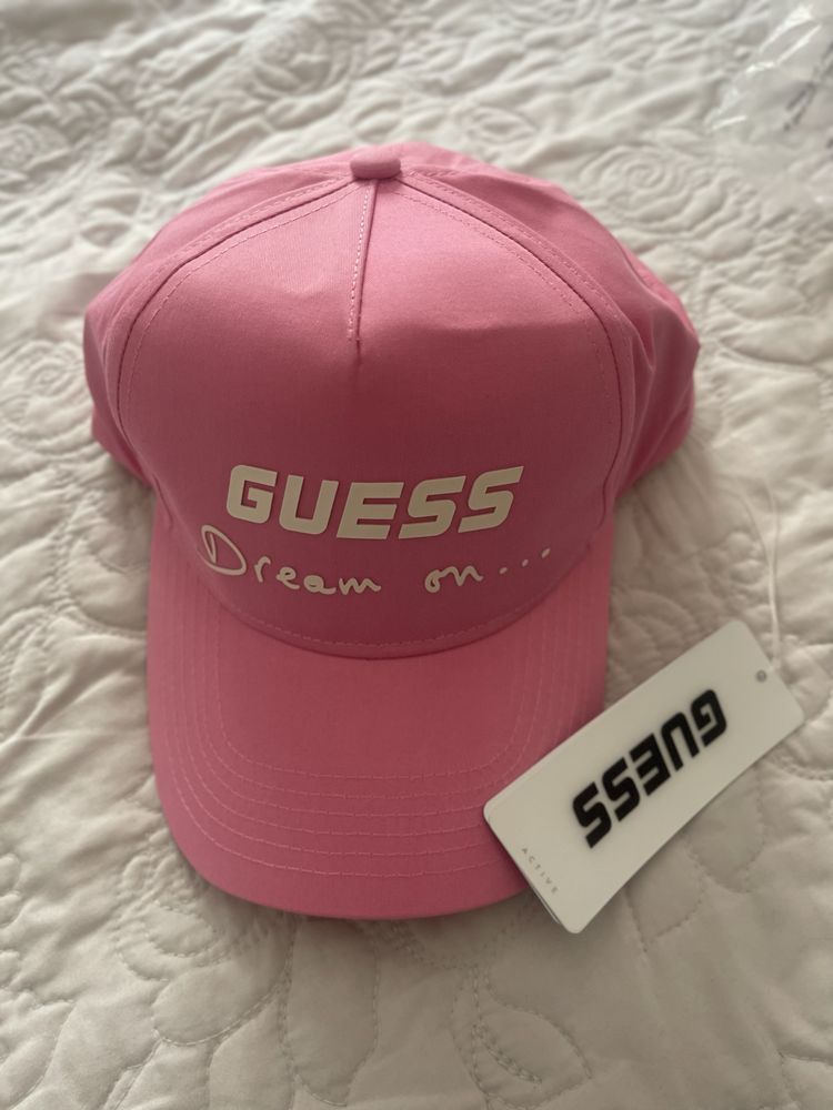 Шапка с козирка Guess