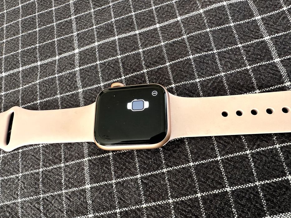 Apple Watch Series 4 (40 mm, Gold Aluminum, GPS), stare excelentă