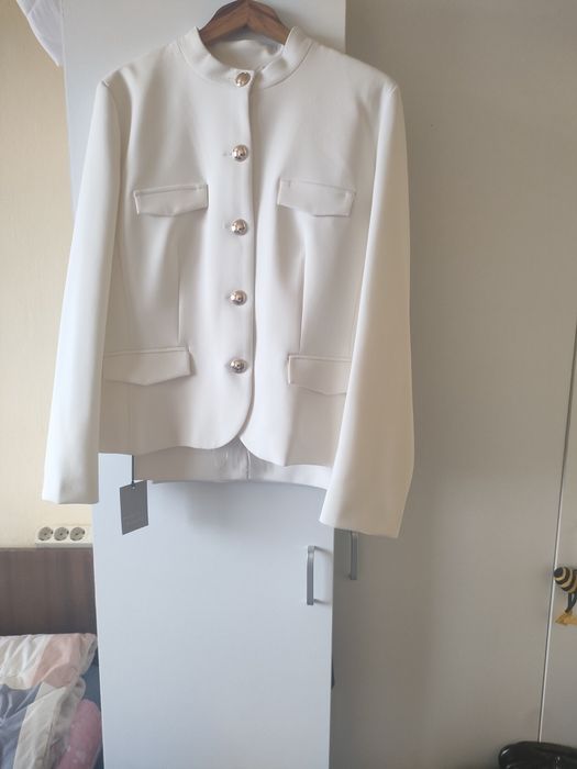 Марков дамски бял костюм.