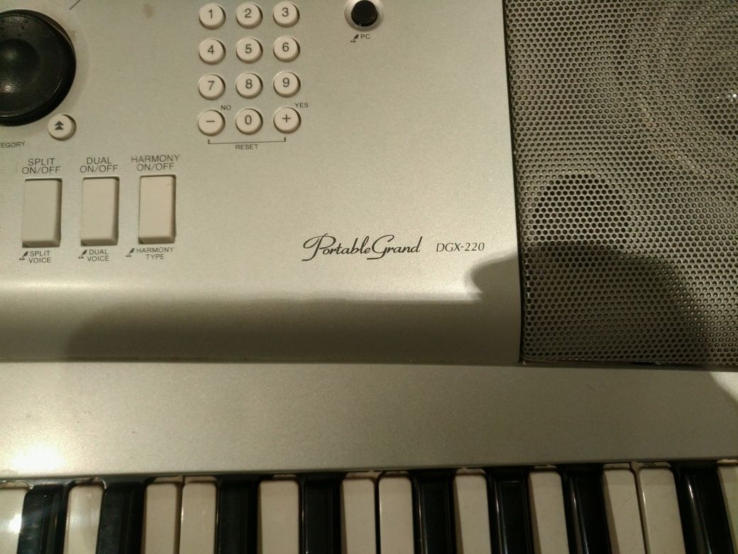 Yamaha Portable Grand dgx-220 дигитално пиано