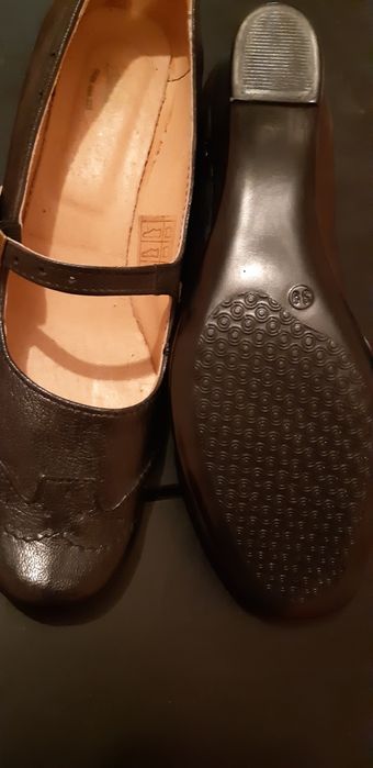 Нови обувки от естествена кожа