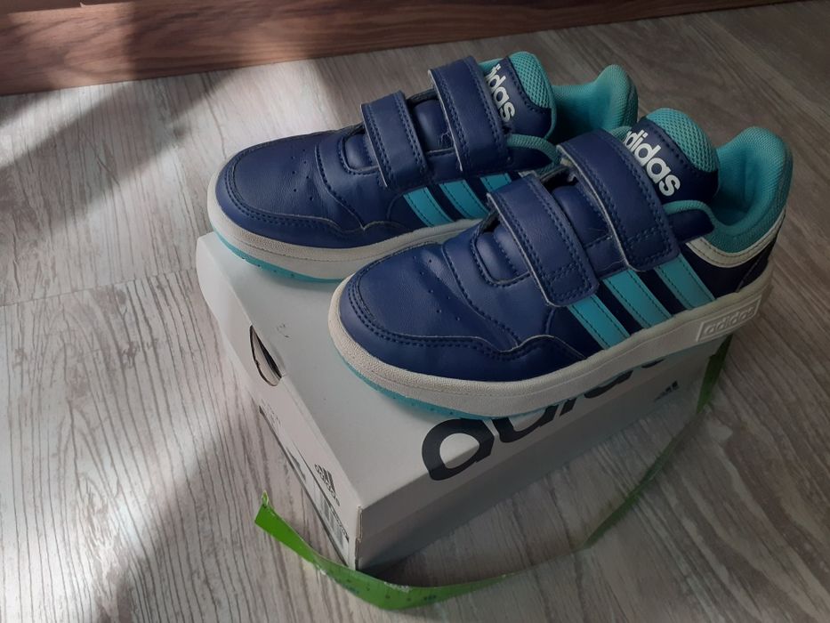Продавам детски маратонки адидас  adidas номер 30