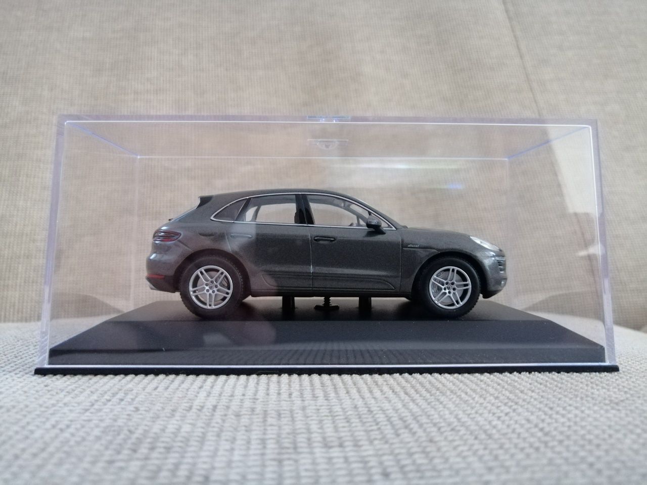 Vand machete Porsche Macan, gri și gri închis, scara 1/43 Minichamps