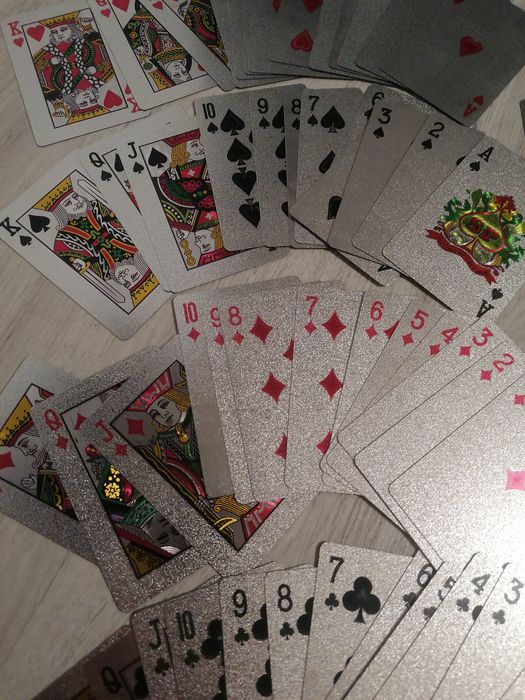 Pachet cărți de joc poker argintii, cu foita de aur 24kt,din plastic,