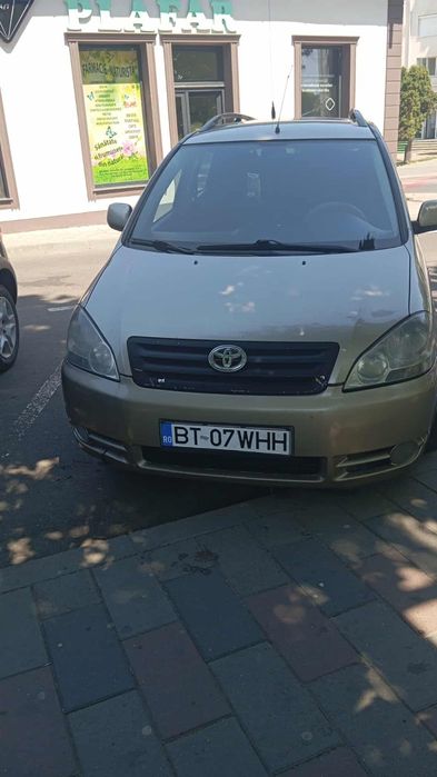 Vand Toyota avenisis cu radiatorul spart