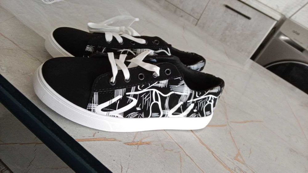 Sportni oyoq kiyim, xitoyniki yangi kiyilmagan, agar kiyilgan boʻlsa