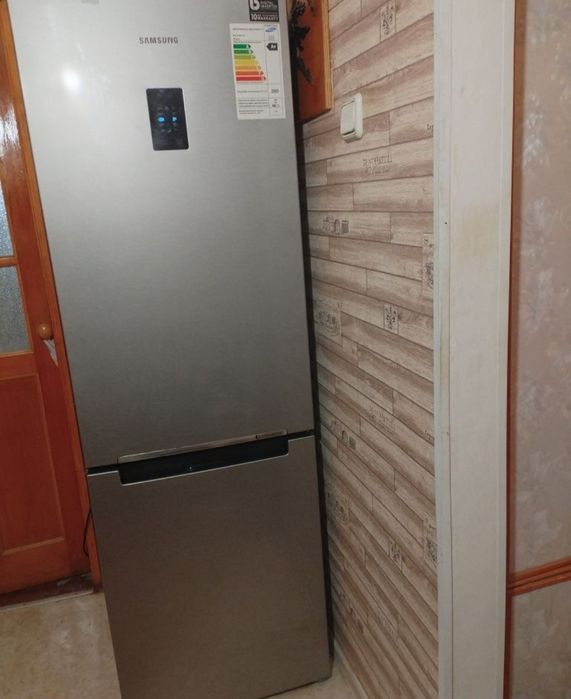 Холодильник Самсунг в идеале почти новый есть доставка