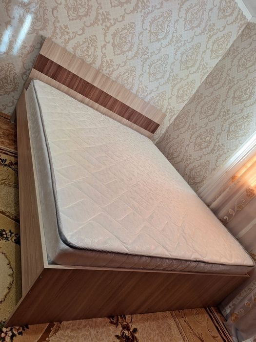 Продам кровать двуспальную с матрасом б/у