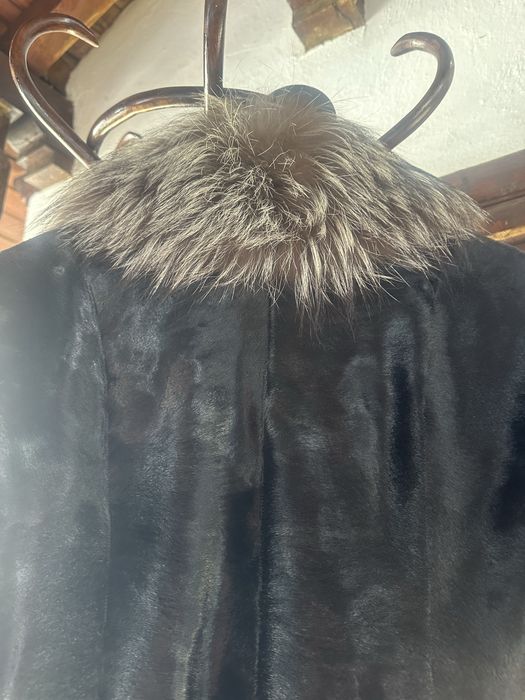 Кожено палто с кьс косьм и богата яка от сребьрна лисица