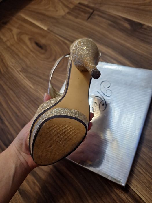 Златисти Обувки на Ток