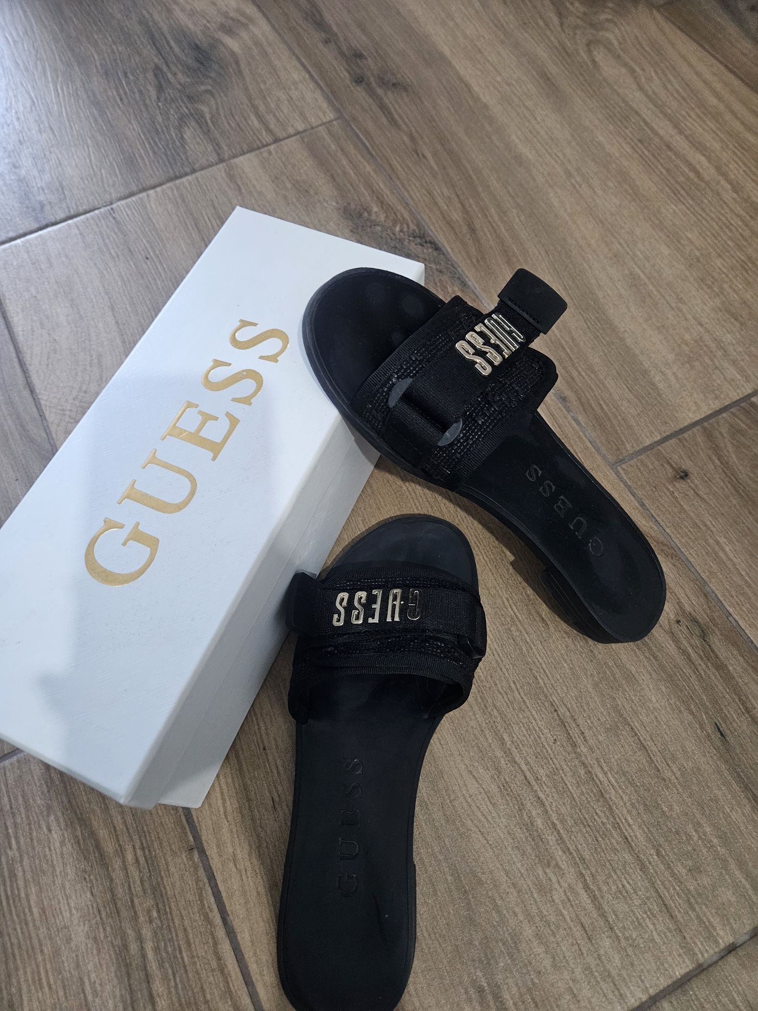 Дамски чехли Guess