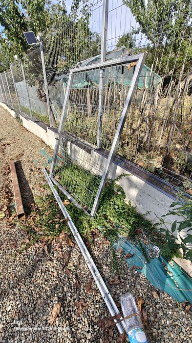 Portița metalica pe șină cu incuieioare și clanța