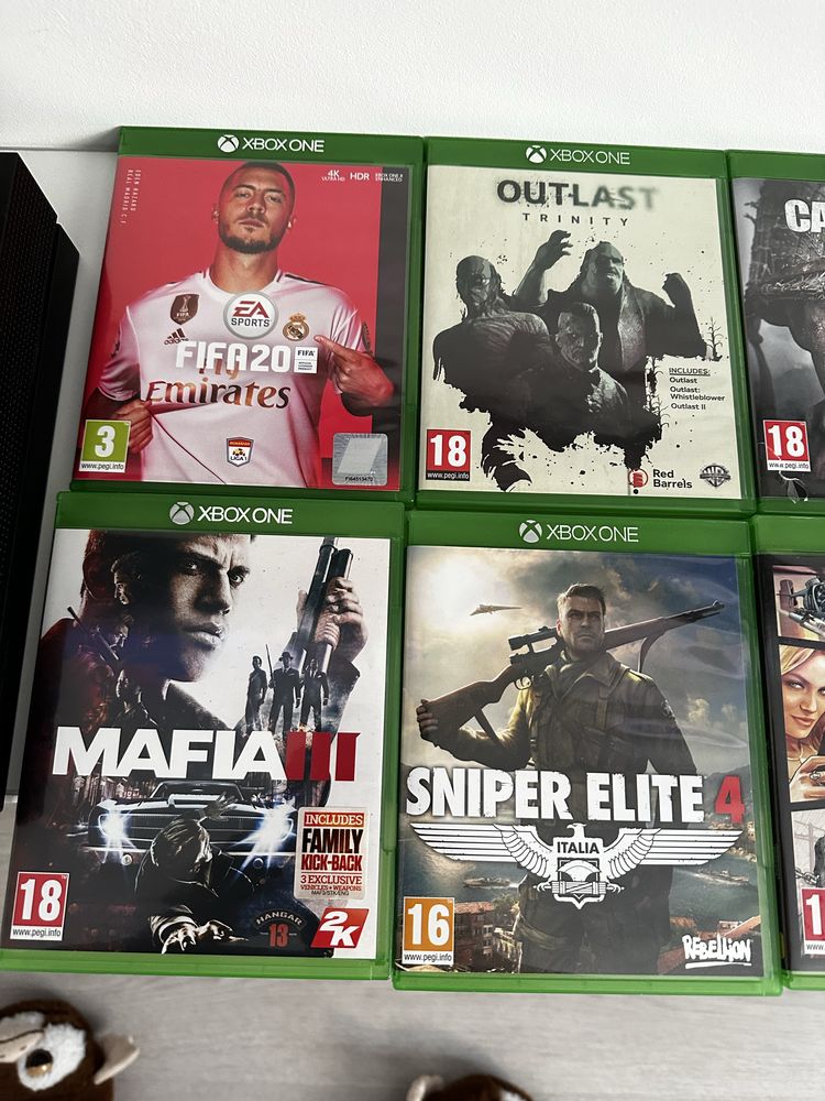 Xbox one X 1 TB + 2 controllere + 8 jocuri