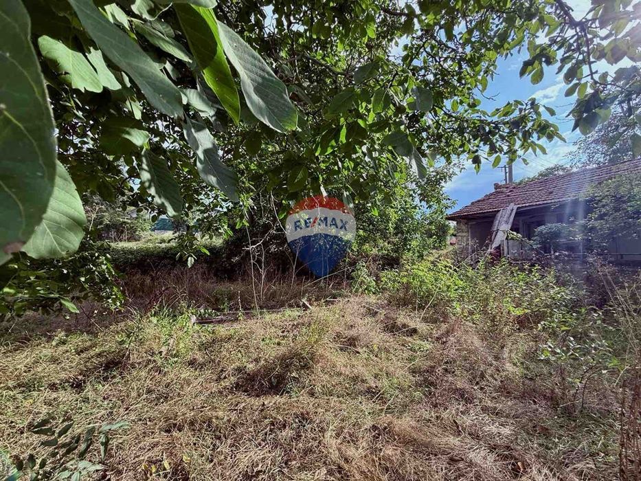 Атрактивен парцел с къща на добра локация за продажба, с. Кранево, Я.