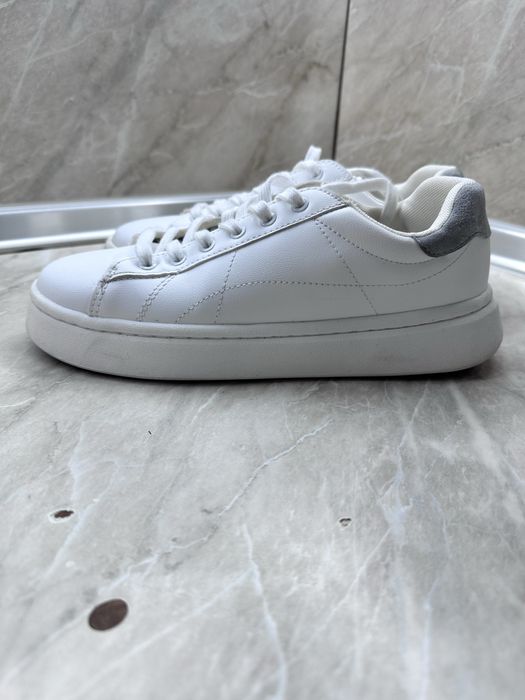 ZARA 38 nomer  Кецовете са употребявани но са доста запазени.