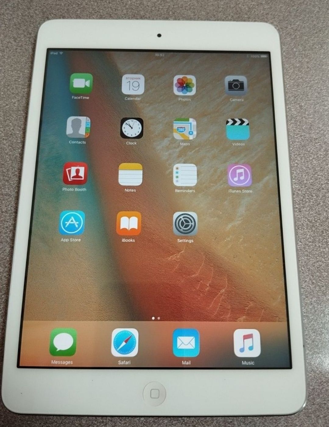 Таблет Apple iPad Mini Wi-Fi 16GB iOS 9.3.5 7.9 инча Dual Core 1.0 GHz