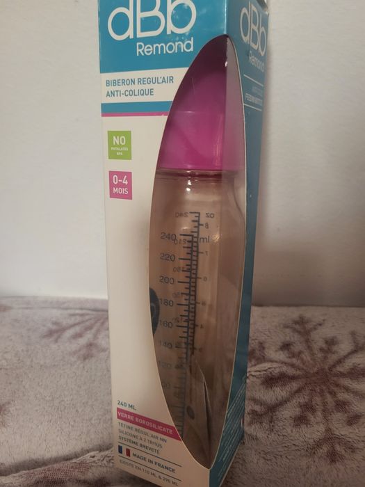 Biberoane și suzete.