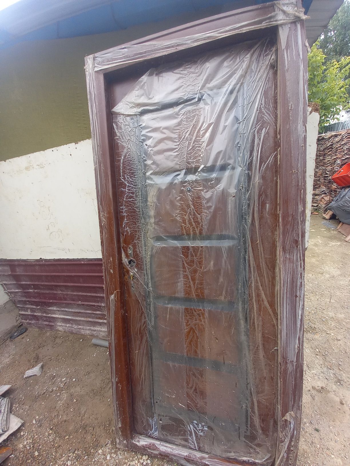 De vnzare ușa de metal la un preț forte bun neg are 7 chei
