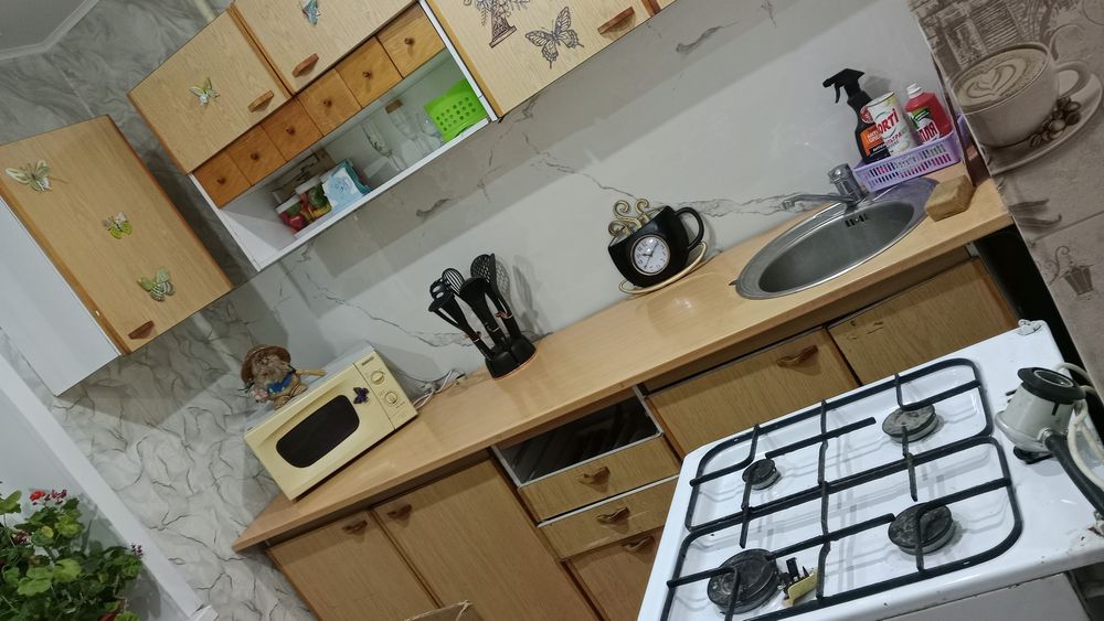 Продаю кухонный гарнитур коричневого цвета ,светлый