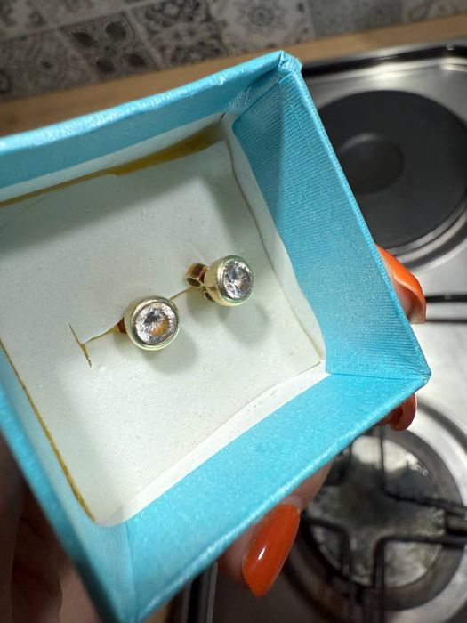 Продаются серьги золотые гвоздики