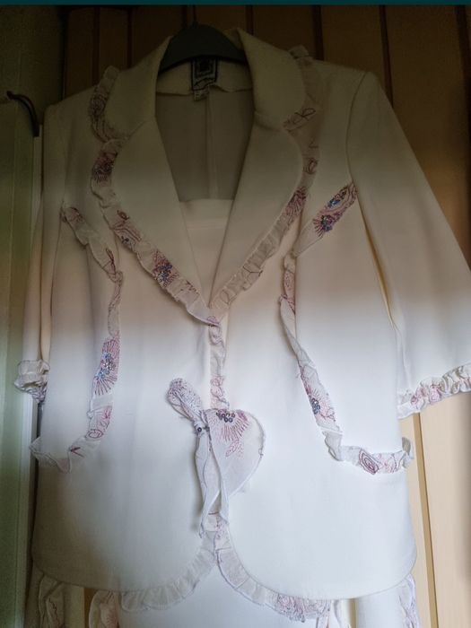 Costum ideal pentru orice , ocazie 3 piese de la casa de moda,