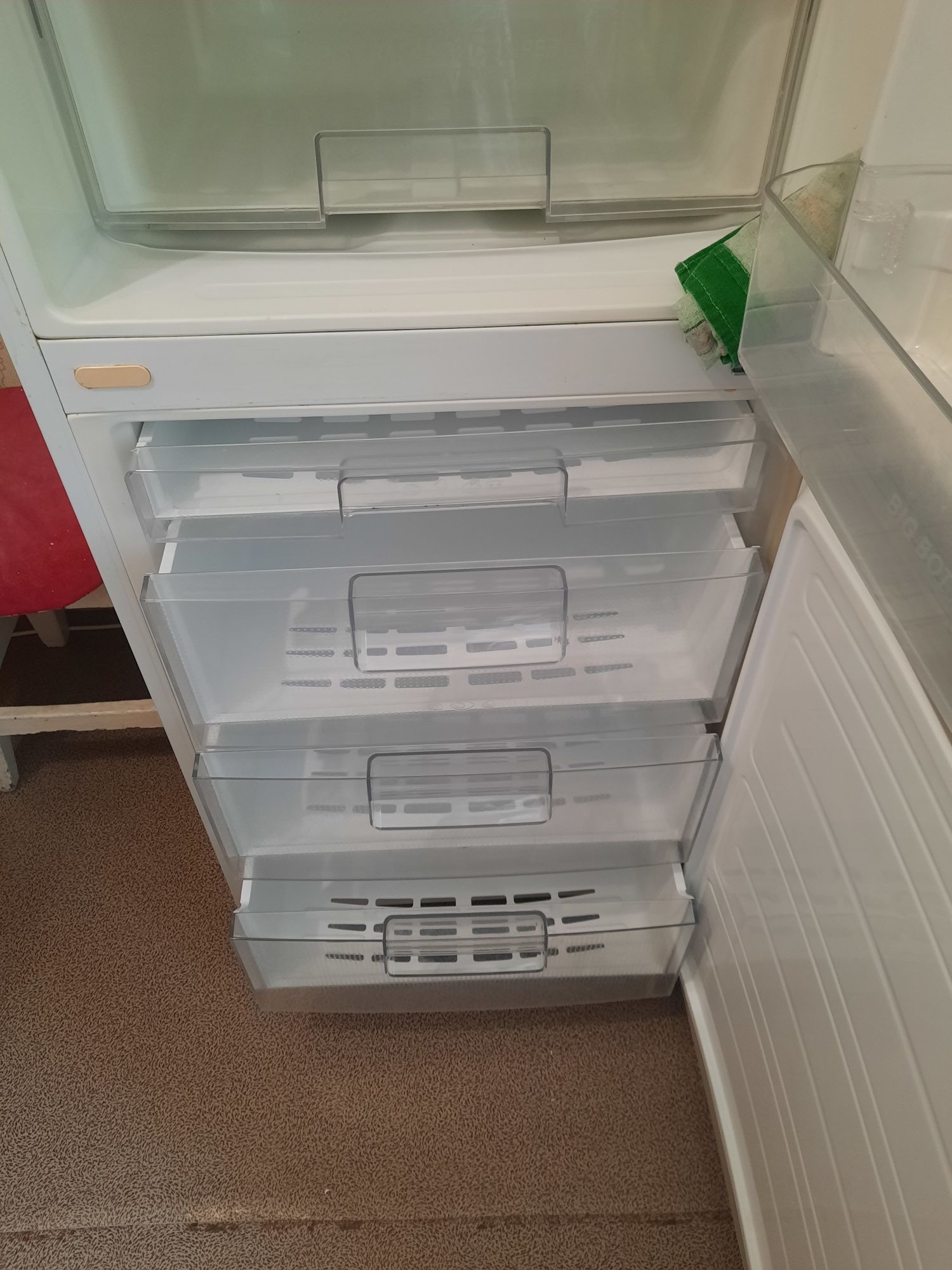 Продается холодильник LG, двухкамерный, No Frost.