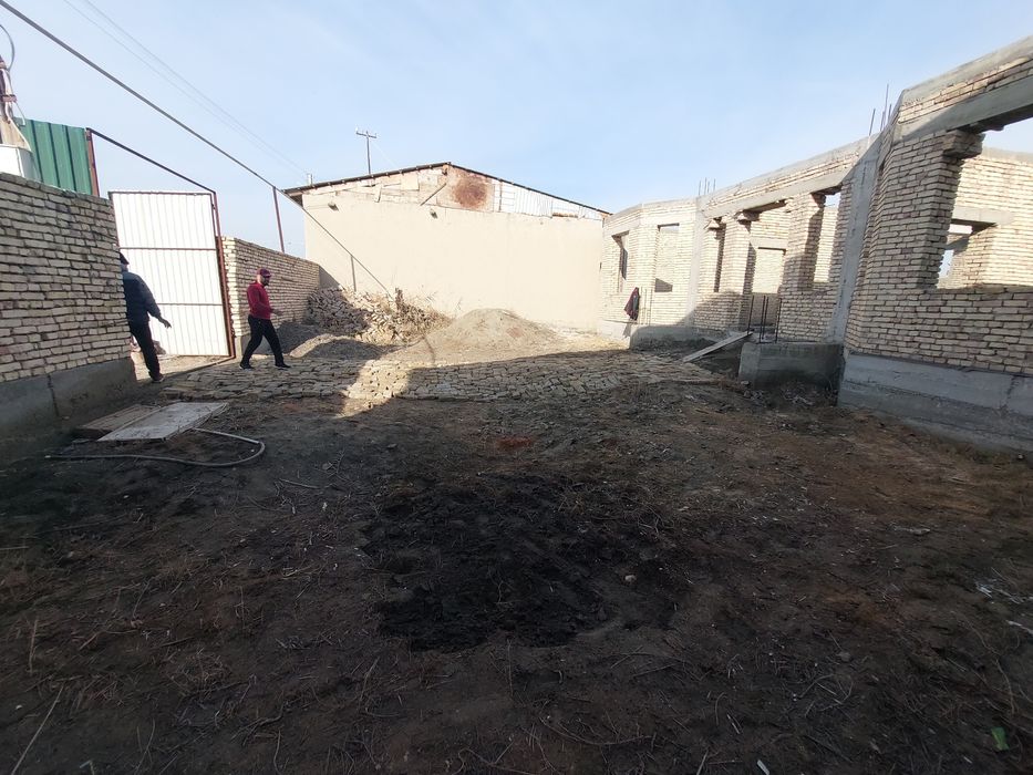 Участок недостроенный  5 мкр старый Кирпичный завод