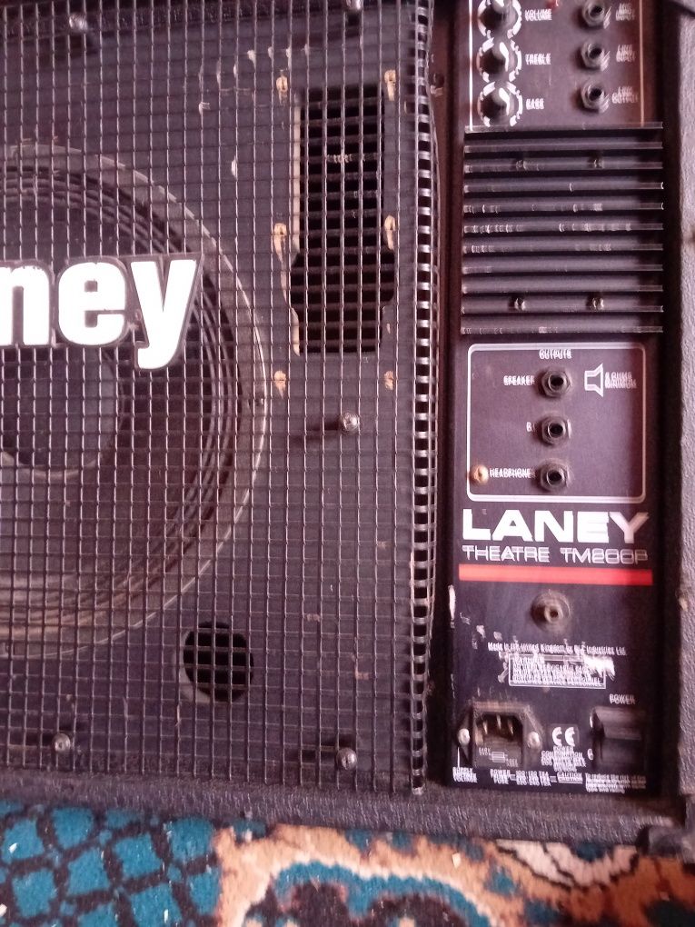 Vând boxă Laney pretul este negociabil