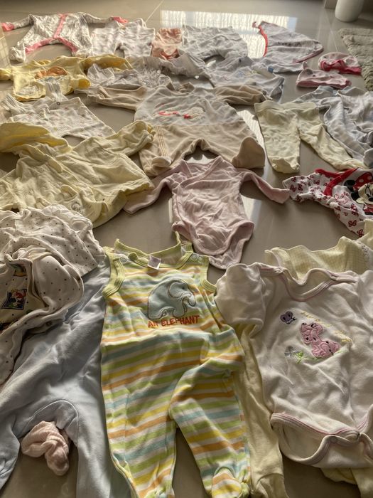 Lot hainute de bebelusi diferite marimi purtate de cateva ori,