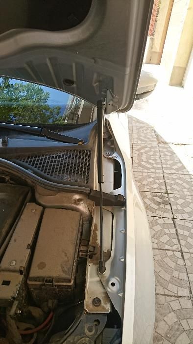 Монтажен комплект амортисьори преден капак Skoda Octavia Mk3