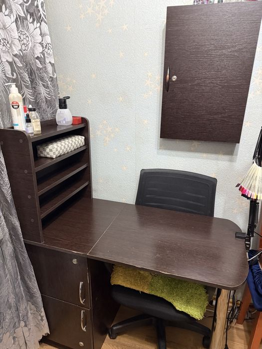 Продам маникюрный стол и шкафчик для лаков