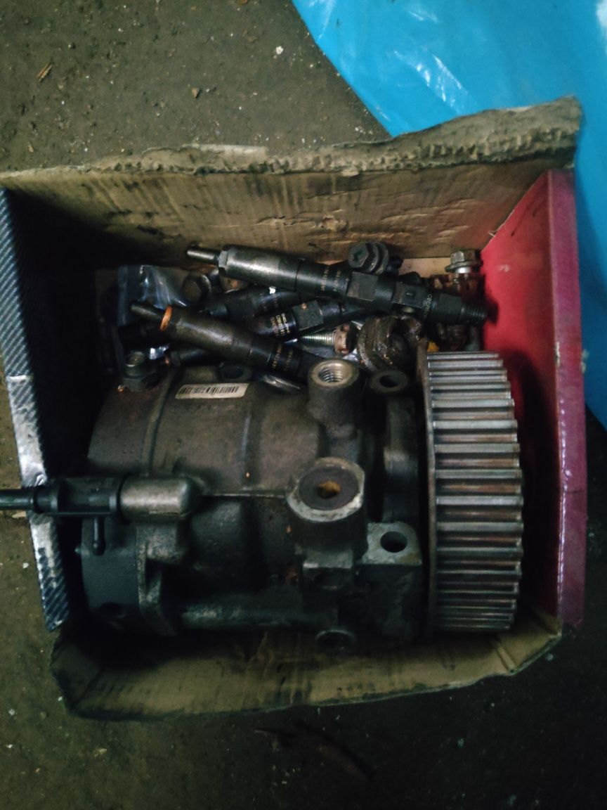 Cutie pentru motor 1.5 e4 logan + alte piese.