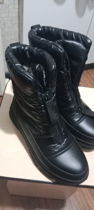 Продам сапожки женские