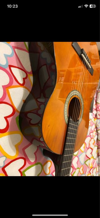 Chitara folosită foarte puțin, aproape nouă, fără defecte.