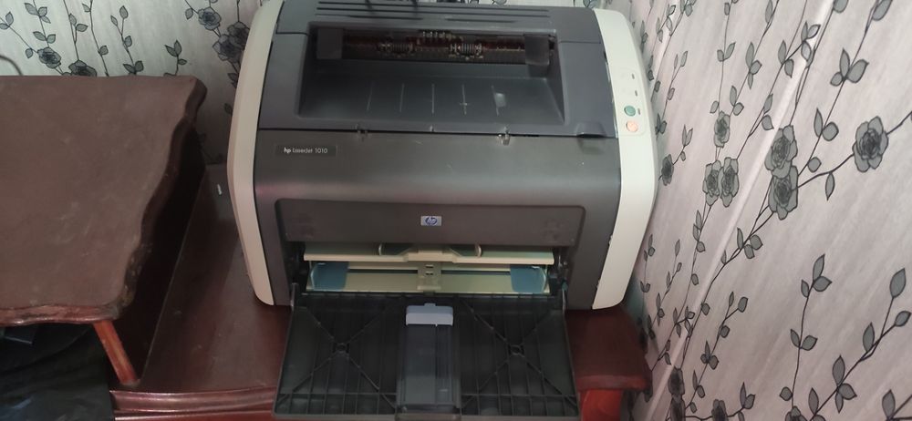 Продам принтер HP LaserJet 1010 состояния новый картридж заправленно