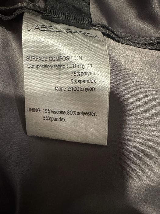 Елегантна дълга рокля с тюл и колан от цветя на Изабел Гарсия